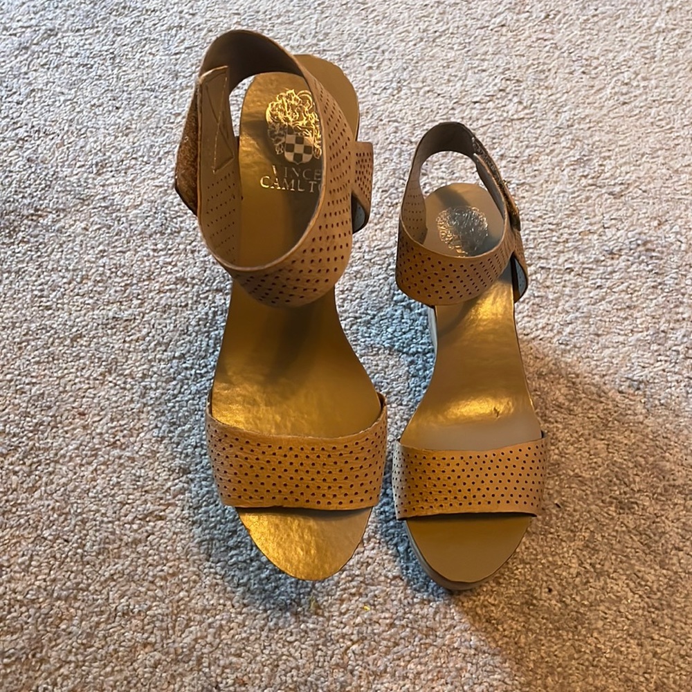 VINCE CAMUTO VALAMIE WEDGE SANDAL
